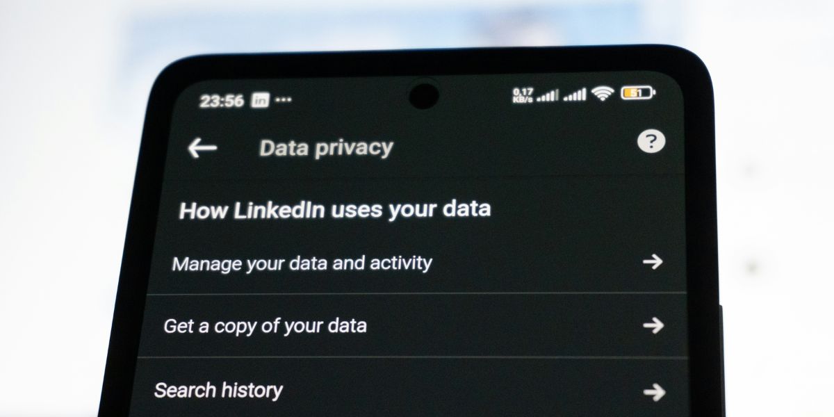 why does my phone say sos