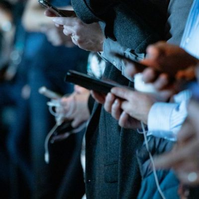 Why Does My Phone Say SOS? Simple Reasons and Fixes